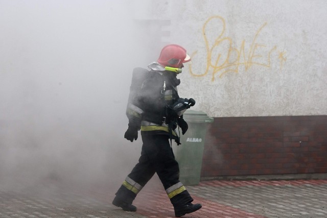 W gaszenie pożaru przy ul. Słowiczej w Wałbrzychu i ewakuację mieszkańców, były zaangażowane trzy zastępy straży pożarnej (zdjęcie ilustracyjne)