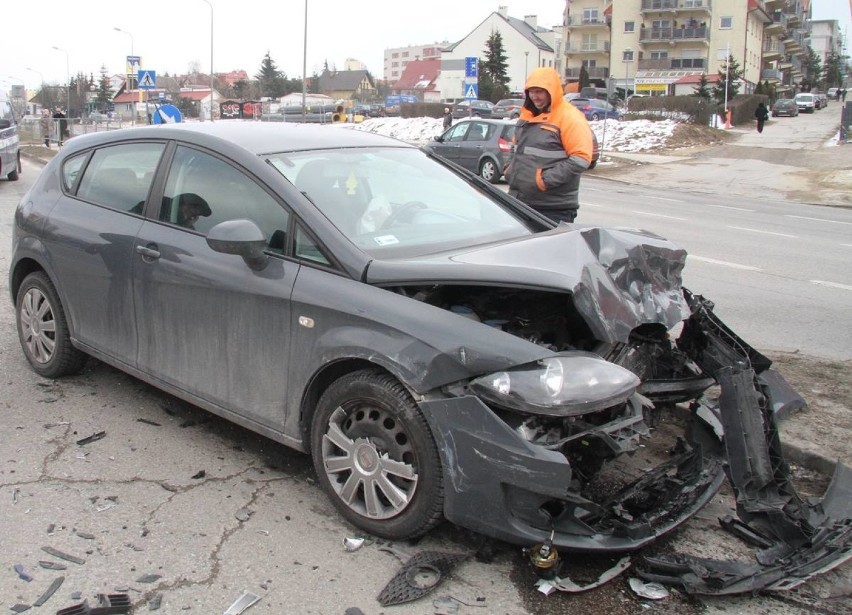 Wypadek w Kielcach. Dwie osoby ranne po zderzeniu seata leona z renaultem thalia 