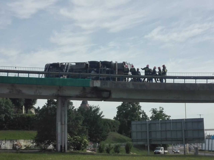 Trasa Zamkowa: Wywróciła się ciężarówka. Kierowca był nietrzeźwy [zdjęcia]
