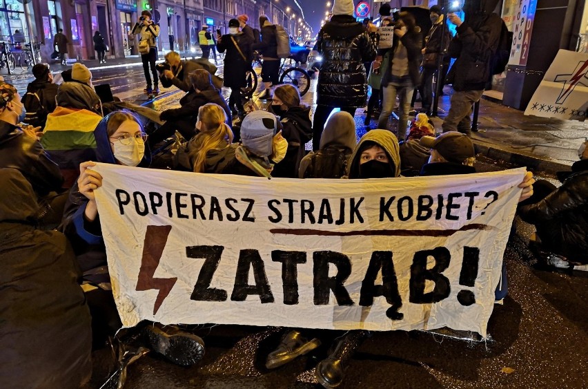 Pełne gniewu, z nadzieją lub humorem - kolejne protesty przynoszą nowe hasła na tablicach manifestantów w Krakowie [ZDJĘCIA]