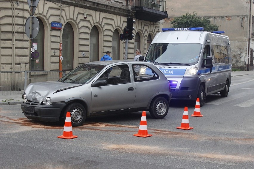 Zderzenie na skrzyżowaniu Rewolucji i Wschodniej w Łodzi. Sprawca porzucił auto i uciekł [ZDJĘCIA]