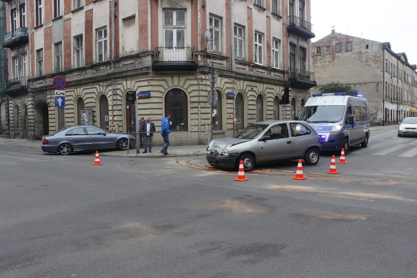 Zderzenie na skrzyżowaniu Rewolucji i Wschodniej w Łodzi. Sprawca porzucił auto i uciekł [ZDJĘCIA]