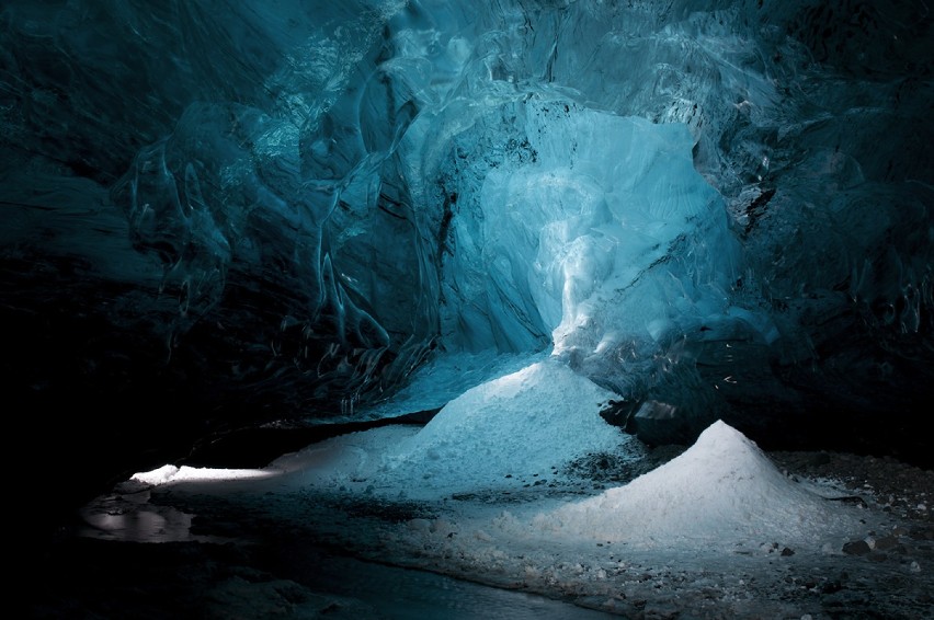 Jaskinia lodowa w lodowcu Vatnajökull, południowa Islandia