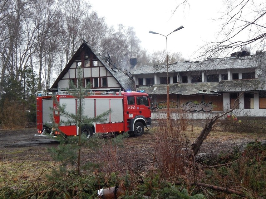 Akcja gaśnicza i dogaszanie pożaru pustostanu po dawnym...