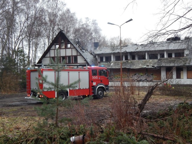 Akcja gaśnicza i dogaszanie pożaru pustostanu po dawnym Zajeździe Bałtyckim w Przewłoce pod Ustką