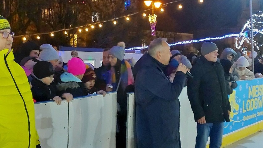 Mnóstwo osób na otwarciu Miejskiego Lodowiska w Ostrowcu Świętokrzyskim. Był pokaz łyżwiarski. Zobacz zdjęcia