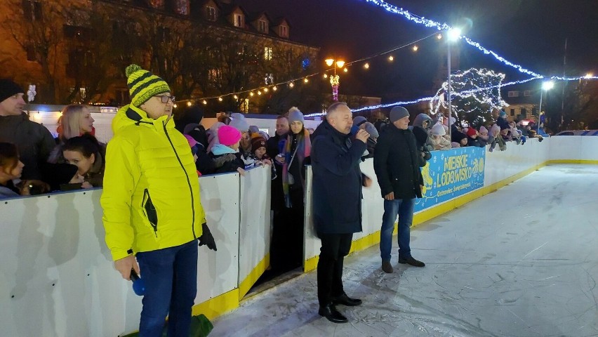 Mnóstwo osób na otwarciu Miejskiego Lodowiska w Ostrowcu Świętokrzyskim. Był pokaz łyżwiarski. Zobacz zdjęcia