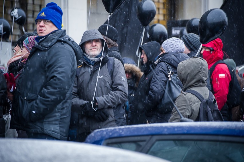 Protest frankowiczów, Warszawa. Czarna procesja oszukanych...