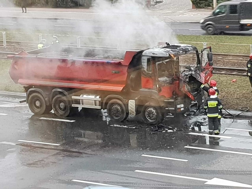 Wrocław. Groźny pożar samochodu ciężarowego na ul. Legnickiej. Co się stało? [ZOBACZ ZDJĘCIA I FILM]