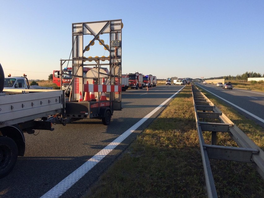 Wypadek na autostradzie A1. Autokar z dziećmi wypadł z drogi i koziołkował w Stanisławiu 15.08.2020