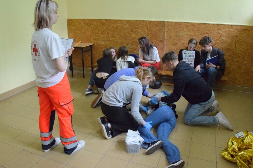 Sceny jak z oddziału ratunkowego w kieleckim "Słowaku". Po raz 3. odbył się tam konkurs "Pierwsza pomoc jest cool! Pomagaj - nie stój!"