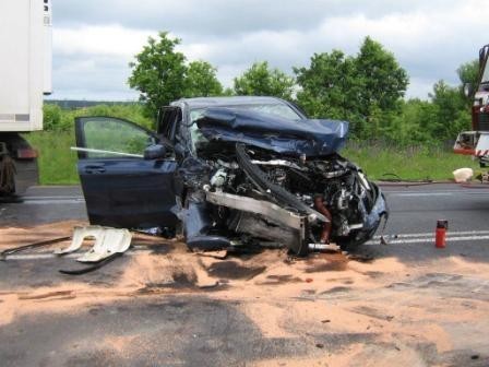 Jedna ofiara śmiertelna i jedna osoba w ciężkim stanie to bilans wypadku drogowego, który miał miejsce 10 czerwca 2013 r. na drodze krajowej numer 6 w Nowych Bielicach. Do wypadku doszło około godziny 10.00, samochód osobowy został zepchnięty przez jadący za nim samochód ciężarowy na przeciwległy pas ruchu drogowego.

Śmiertelny wypadek w Gardnie [ZDJĘCIA]

Koszalin: Śmiertelny wypadek na DK 6

Nowe Bielice: Śmiertelny wypadek - DK 6 [ZDJĘCIA]