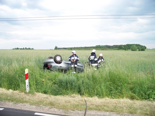 Tymianek: Auto dachowało w polu