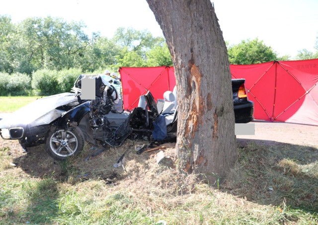 Podróżni mieli więcej szczęścia niż kierowca tego auta, który zginął 22 maja na ul. Nad Groblą w Chełmnie. Jednak do wszystkich policjanci apelują o ostrożność