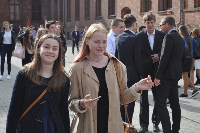 Licealiści ze Śremu usłyszeli pierwszy dzwonek przy ul. Poznańskiej