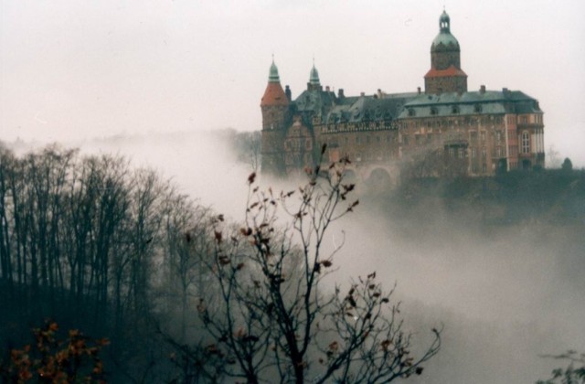 Zbliża się wieczór. W górę wąwozu wspina się mgła. Kilka minut później nie było widać zamku. Fot. Kamil Drejer