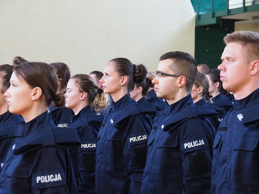 Ślubowanie nowych policjantów łódzkiego Garnizonu. Ilu policjantów przystąpiło do służby?