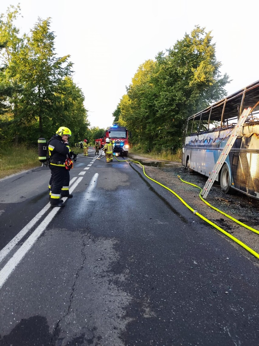 Pożar autobusu na drodze wojewódzkiej 705 w okolicach Nowego Ludwikowa