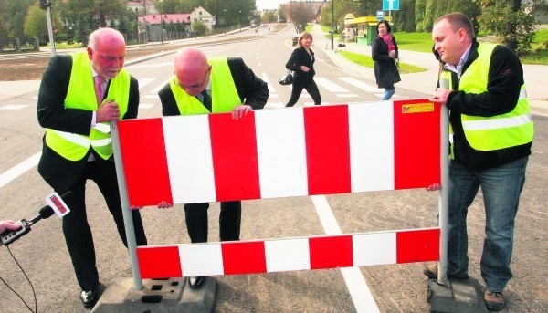 Od lewej wiceprezydent Jerzy Gwiżdż, prezydent Ryszard Nowak z pomocą dyr. Grzegorza Mirka usunęli ostatnią barierę