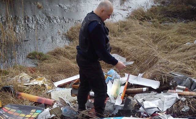 Dzikie wysypisko śmieci powstało na terenie nieużytków przy ulicy Kardynała Wyszyńskiego.