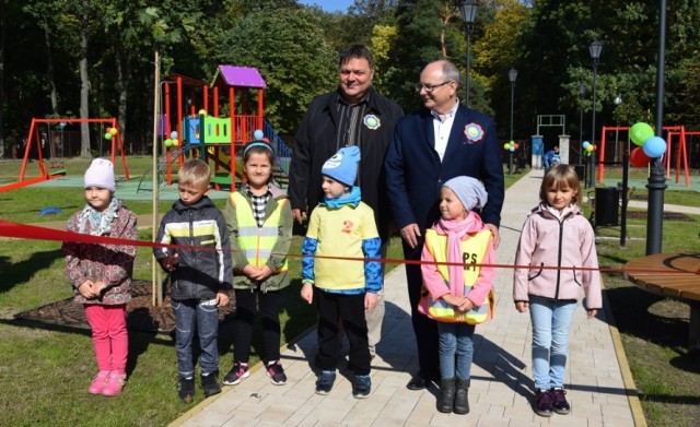 Kolorowy plac zabaw czeka na dzieci i dorosłych w koneckim parku. Otwarto go w słoneczny czwartek