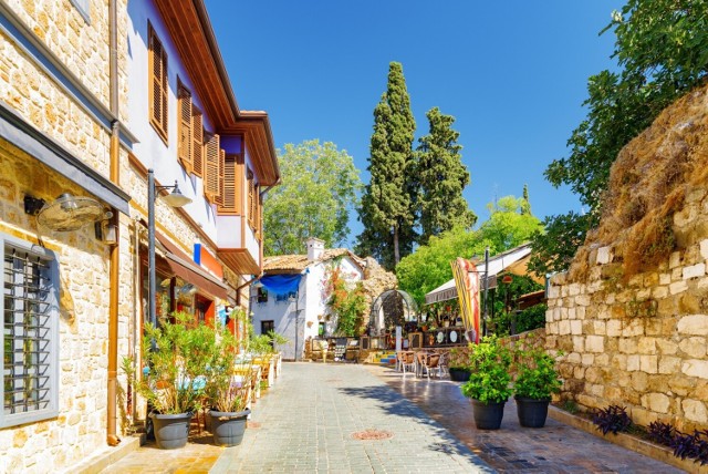 Antalya, choć to serce Riwiery Tureckiej i jedno z najchętniej odwiedzanych miast świata, to i tutaj można odnaleźć ustronne miejsca i malownicze zaułki