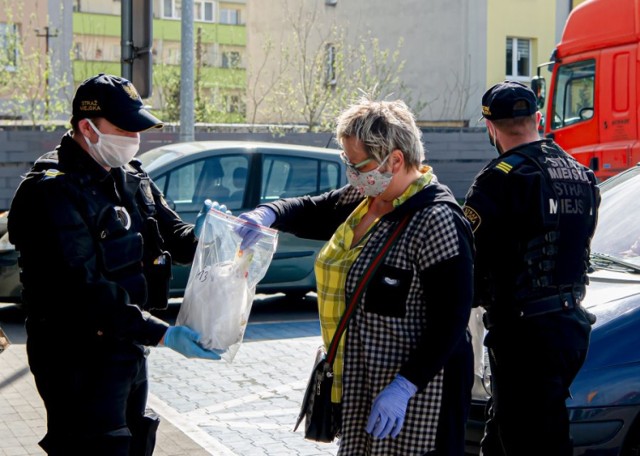 Strażnicy miejscy rozdawali maseczki ochronne mieszkańcom Bytomia.  Zobacz kolejne zdjęcia. Przesuwaj zdjęcia w prawo - naciśnij strzałkę lub przycisk NASTĘPNE >>>