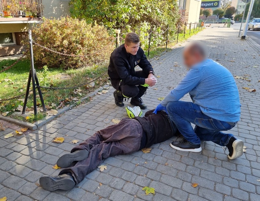 Nieprzytomny mężczyzna leżał na chodniku w Przemyślu. Udało się mu pomóc [ZDJĘCIA]