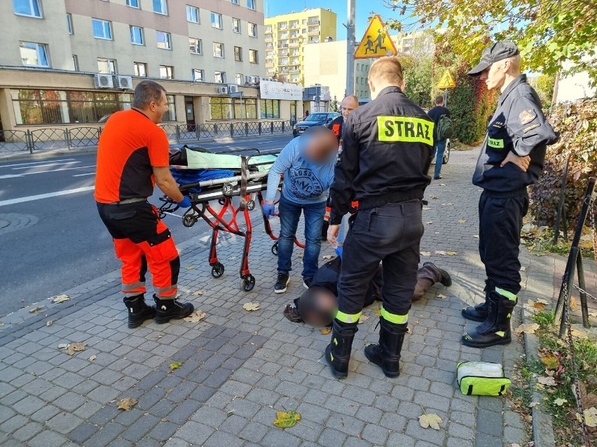 Nieprzytomny mężczyzna leżał na chodniku w Przemyślu. Udało się mu pomóc [ZDJĘCIA]