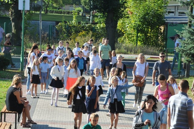 Naukę w zbąszyneckiej szkole podstawowej podjęło 330 uczni&oacute;w, pod kierunkiem 28 nauczycieli.
Fot. Zdzisław Nowak