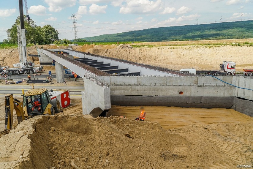 Tak postępują prace na budowie A1 koło Radomska. ZDJĘCIA z...