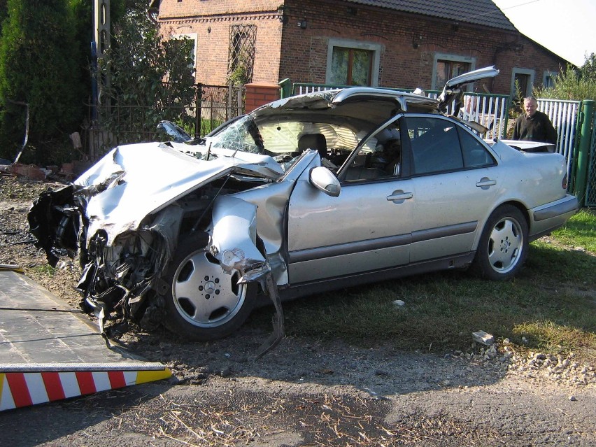 Pszów: Gróźny wypadek - dachował mercedes, potrzebny był śmigłowiec