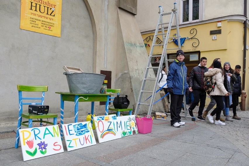 Tarnów. Happening pt. „Pranie sztuki po zimie” [ZDJĘCIA]