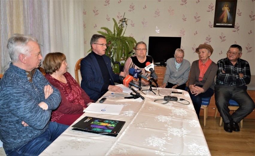 Radny Artur Czernecki (trzeci od lewej) w 2019 roku walczył...