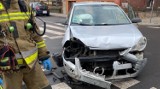 Kolizja w Toruniu. Przy ul. Matejki zderzyły się dwa auta osobowe