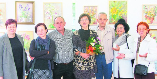 Anna Malinowska wśród przyjaciół (z kwiatami) na wernisażu w pijalni Magdalena