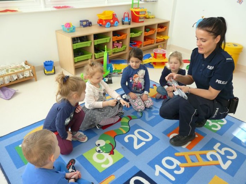 Zagraj ze mną w bezpieczeństwo. Policjanci z wizytą w przedszkolu [zdjęcia]