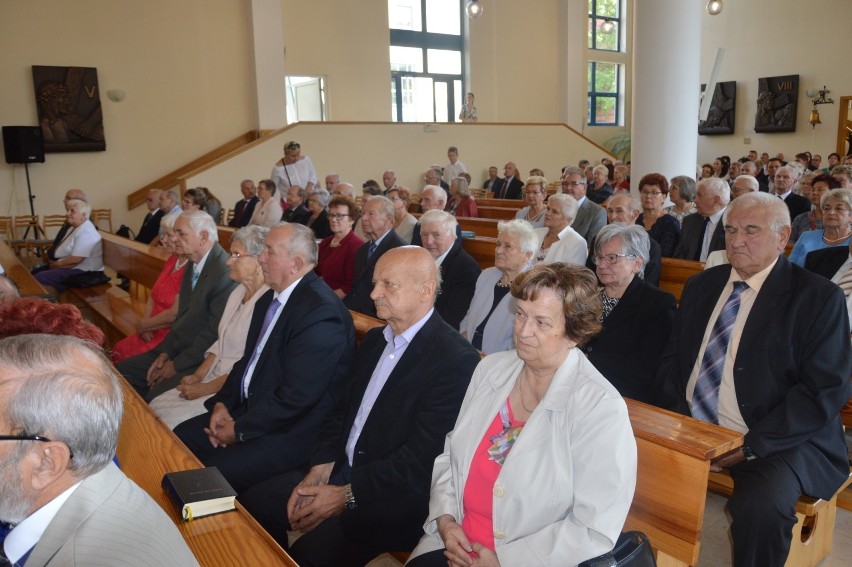 Pielgrzymka złotych jubilatów do kościoła seminaryjnego w Opolu