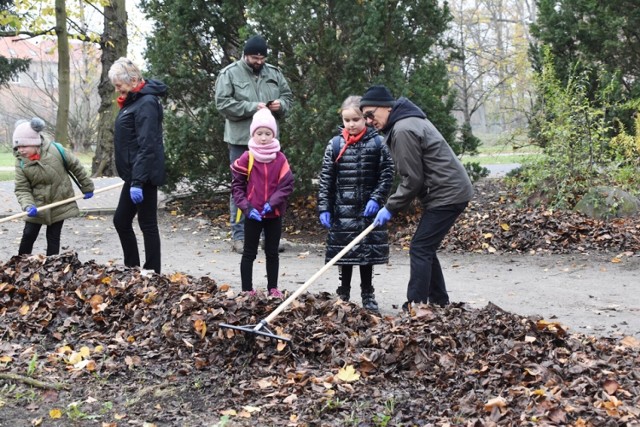 Seniorzy i dzieci ze Śremu wspólnie sprzątali park przy Poznańskiej. Była to doskonała lekcja wolontariatu i współdziałania