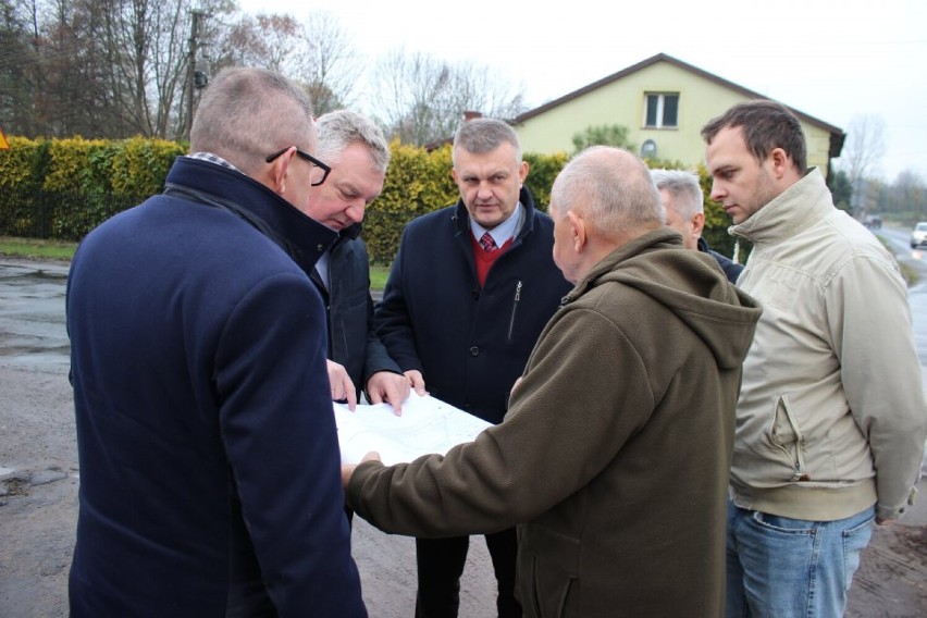 Most na rzece Trojanówce w Gruszczycach w gm. Błaszki będzie rozebrany i zbudowany od nowa. Powiatowa inwestycja za prawie 17 mln zł ZDJĘCIA