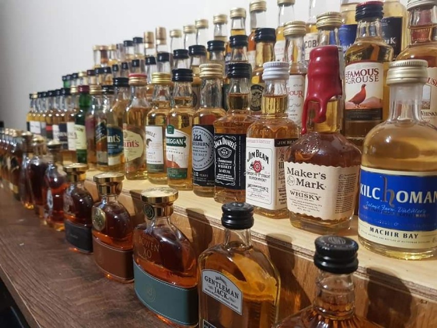 Grzegorz Tomaszewski i jego kolekcja mini alkoholi