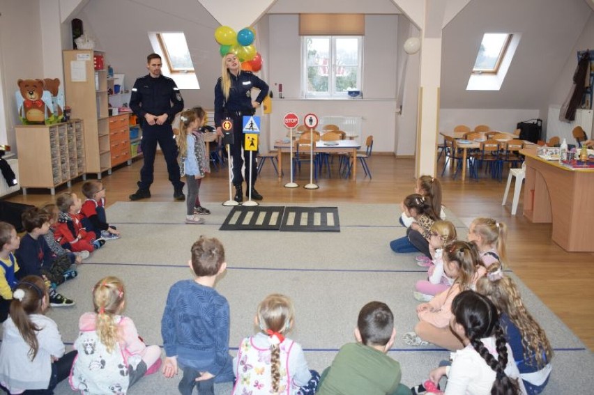 Rozmowy policjantów z przedszkolakami z Przemętu na temat bezpieczeństwa