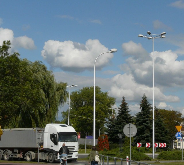 Wcześniej miasto ustawiło nowe słupy z lampami przy sieradzkim rondzie.