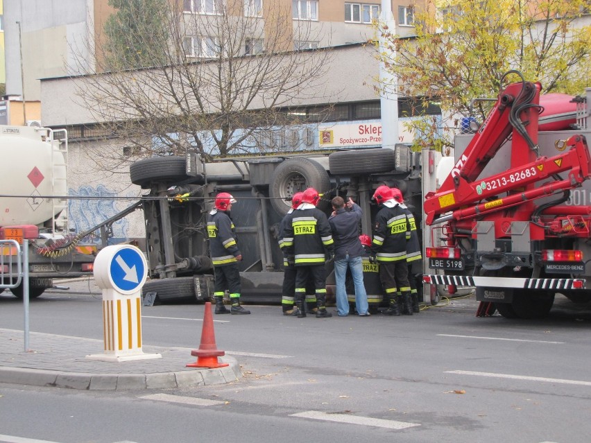 Ul. Hutnicza: Przyczepa cysterny przewróciła się na zaparkowane auta