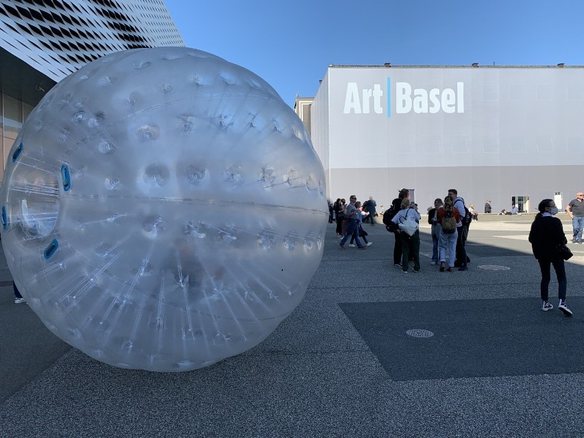 Tegorocznym Art Basel towarzyszyły plenerowe występy i...