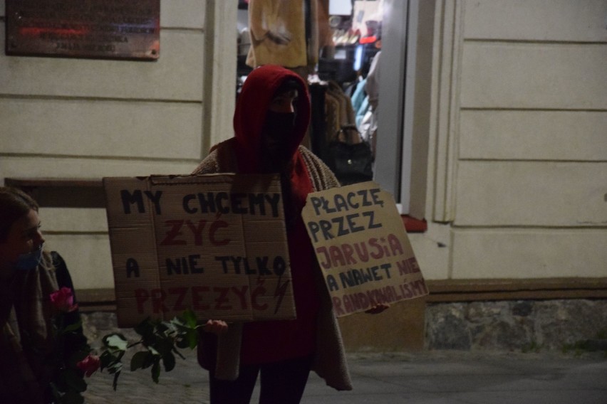 Wieczorny strajk kobiet w Szczecinku. Demonstracja w autach, taniec, spacery [zdjęcia]