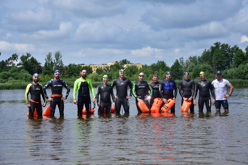 Treningi przed triathlonem w wodach Małego jeziora w Żninie.