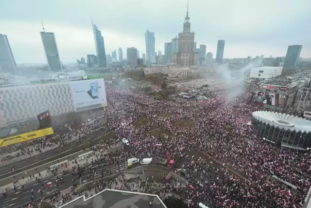 Tłumy na ulicach Warszawy. Spod ronda Dmowskiego wyruszył Marsz Niepodległości