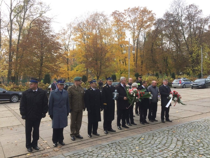 Częstochowa: Władze zapaliły znicze w miejscach pamięci [FOTO]