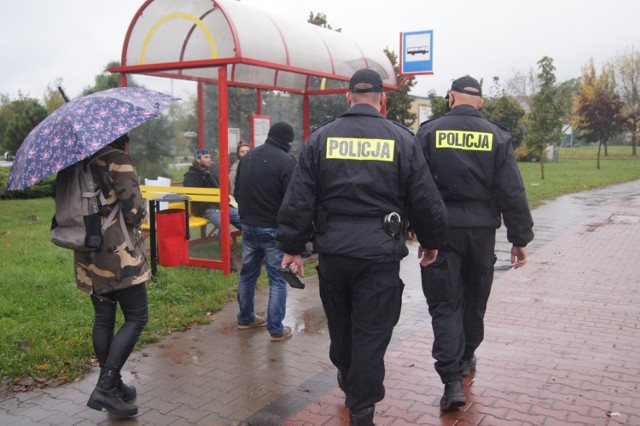 Koronawirus Radomsko. Protest przed szpitalem. NIE dla zamknięcia oddziału dziecięcego